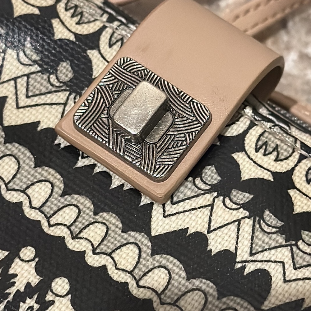 Sakroots Cross Body / wristlet Wallet artsy black cream doodle smartphone pocket - Picture 12 of 17